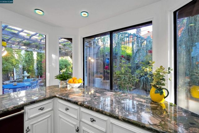 100 Opal Ct, Hercules, CA 94547
