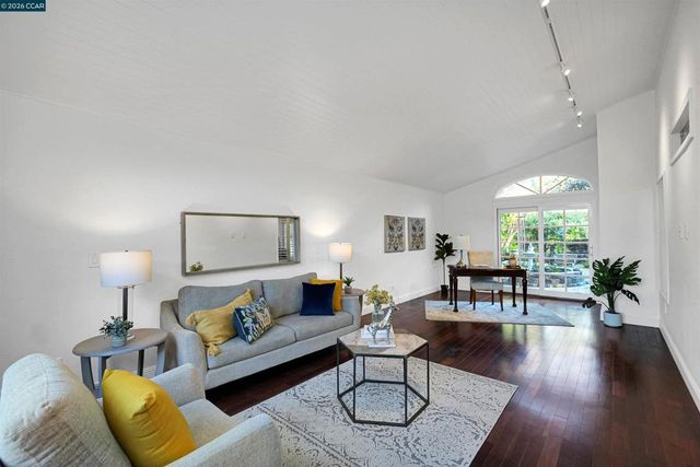 100 Opal Ct, Hercules, CA 94547