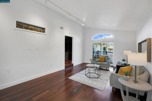 100 Opal Ct, Hercules, CA 94547