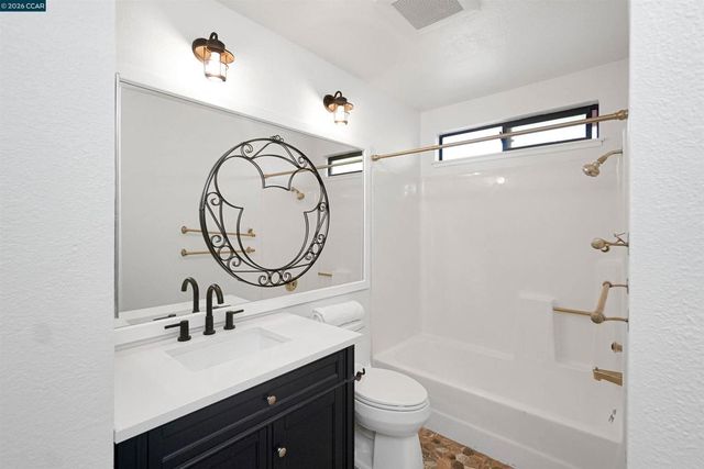 100 Opal Ct, Hercules, CA 94547