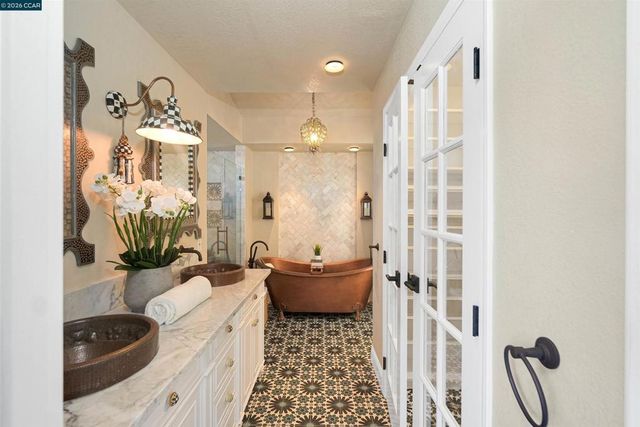 100 Opal Ct, Hercules, CA 94547
