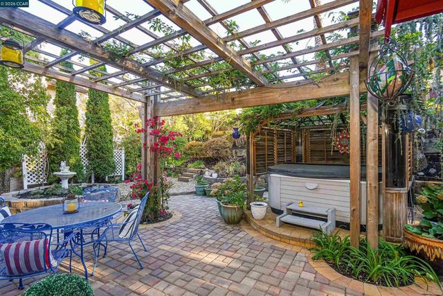 100 Opal Ct, Hercules, CA 94547