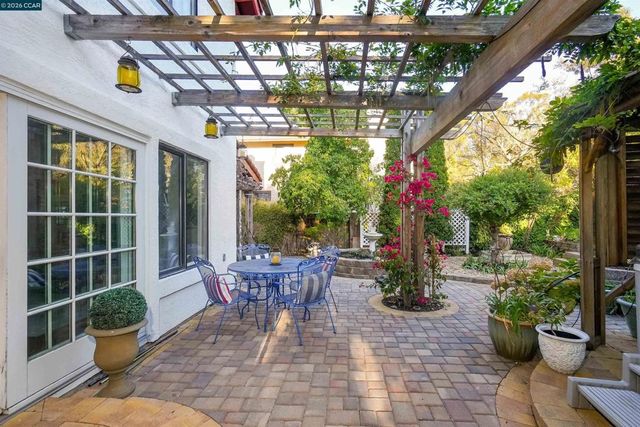 100 Opal Ct, Hercules, CA 94547