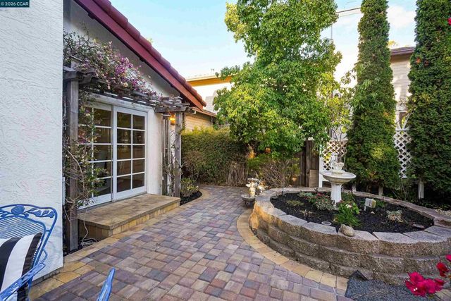 100 Opal Ct, Hercules, CA 94547