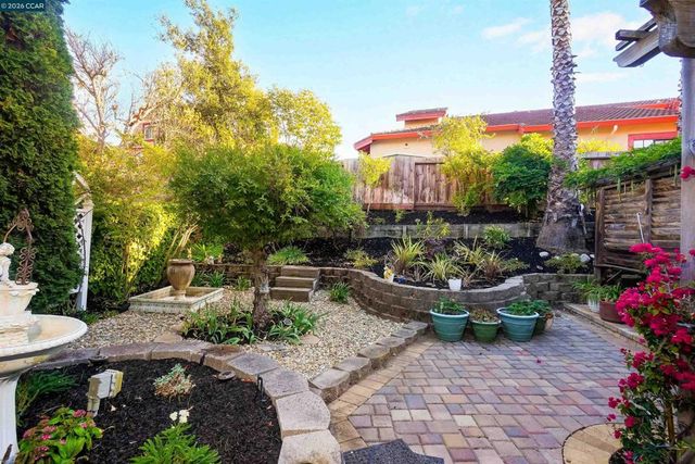 100 Opal Ct, Hercules, CA 94547
