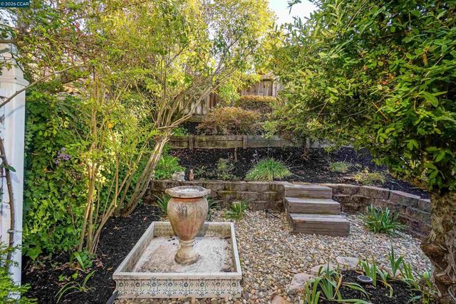 100 Opal Ct, Hercules, CA 94547
