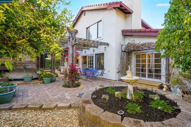 100 Opal Ct, Hercules, CA 94547