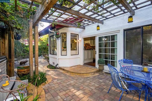 100 Opal Ct, Hercules, CA 94547