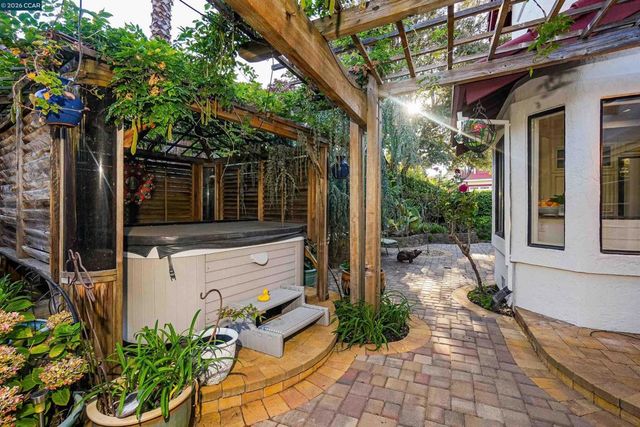 100 Opal Ct, Hercules, CA 94547