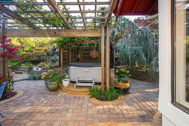 100 Opal Ct, Hercules, CA 94547
