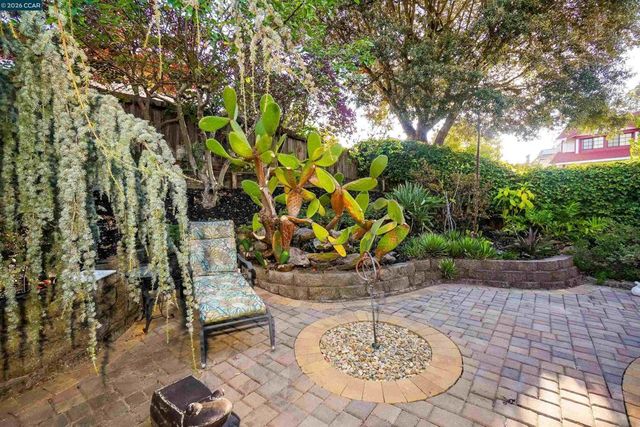 100 Opal Ct, Hercules, CA 94547