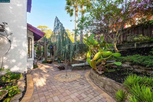 100 Opal Ct, Hercules, CA 94547
