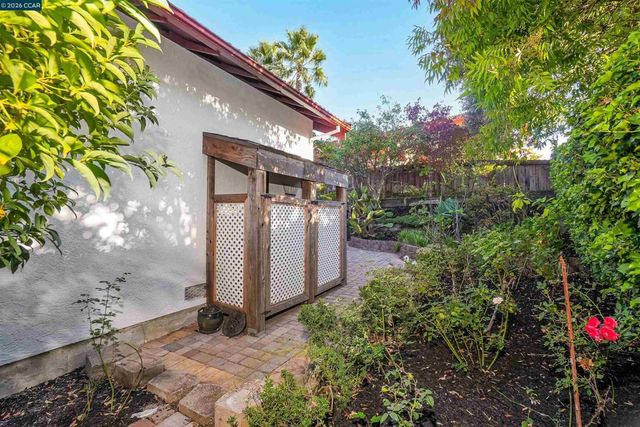 100 Opal Ct, Hercules, CA 94547
