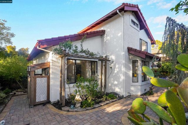 100 Opal Ct, Hercules, CA 94547