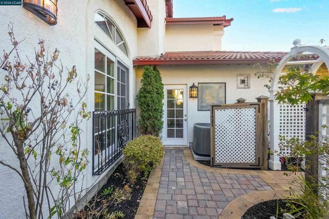 100 Opal Ct, Hercules, CA 94547