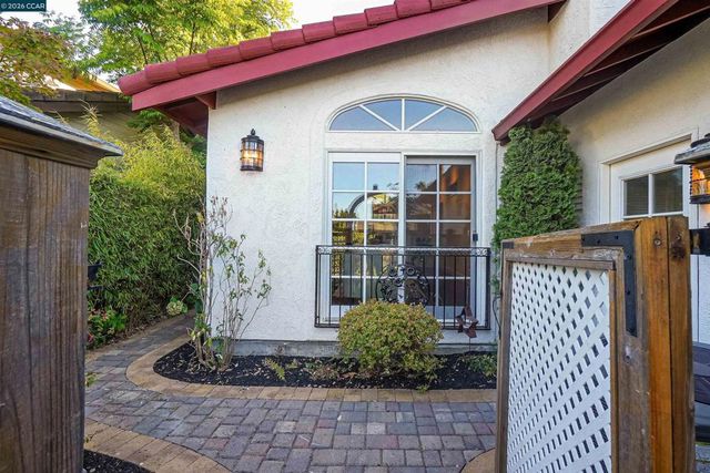 100 Opal Ct, Hercules, CA 94547