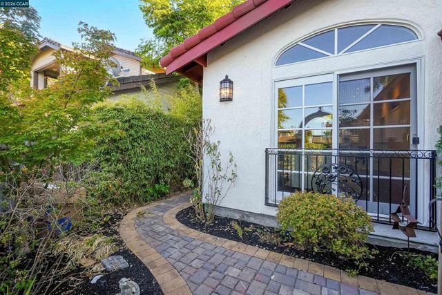 100 Opal Ct, Hercules, CA 94547