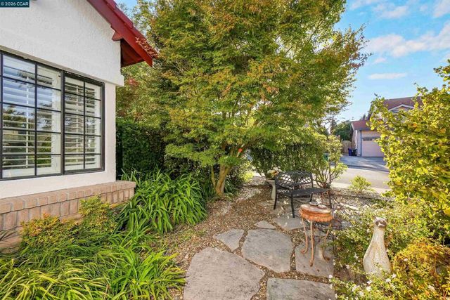100 Opal Ct, Hercules, CA 94547