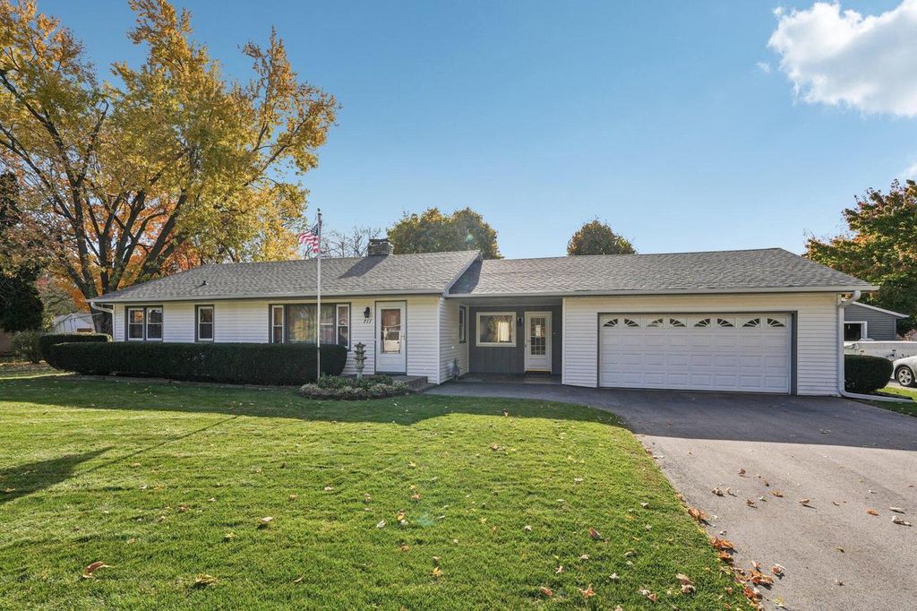 711 E Lisbon ROAD, Oconomowoc, WI 53066