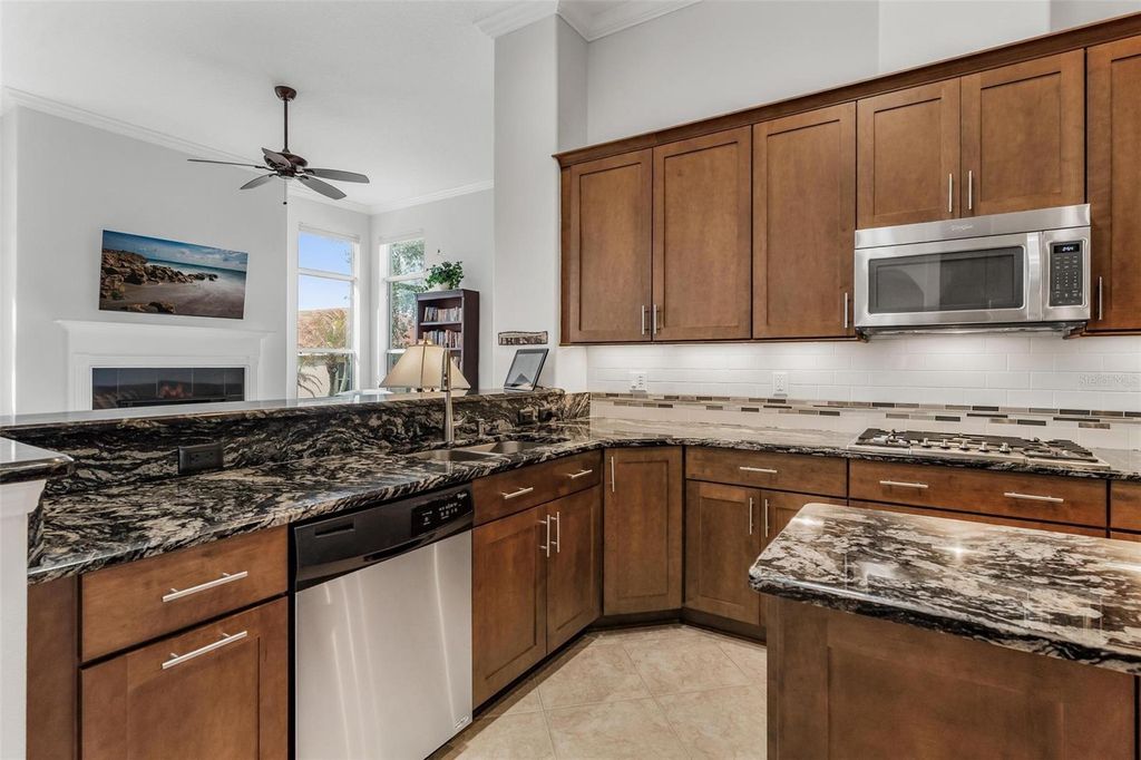 Image 15 of property listing at 5170 INDIAN OCEAN LOOP, Tavares, FL 32778