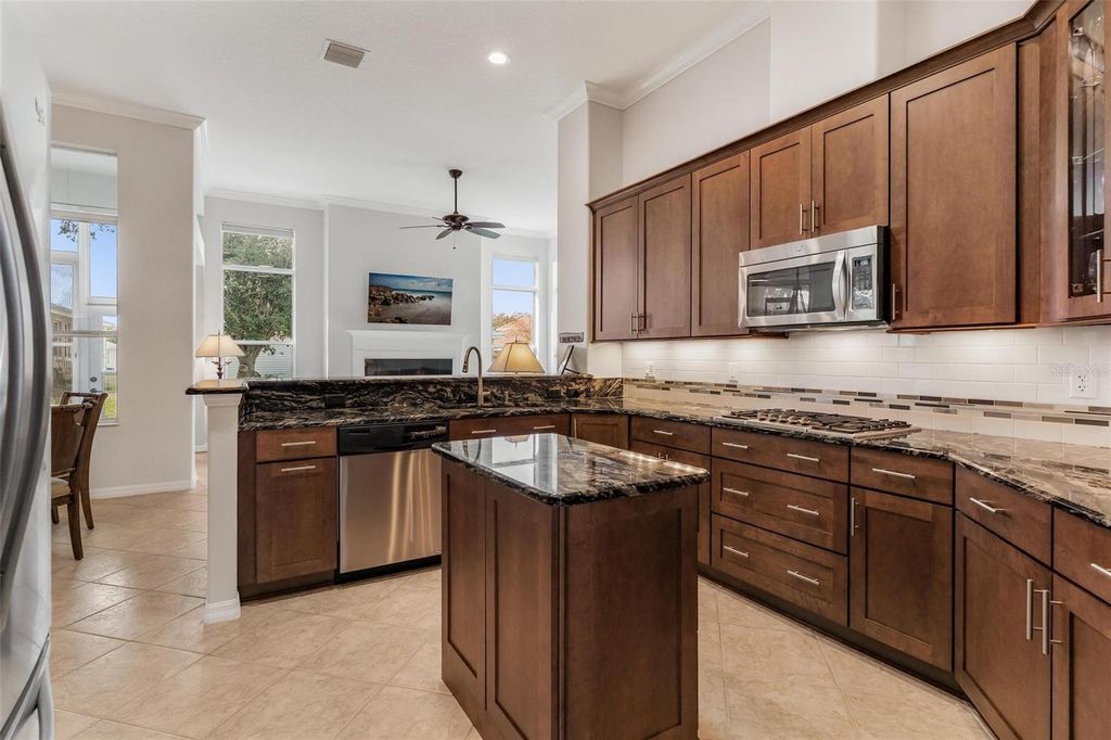 Image 21 of property listing at 5170 INDIAN OCEAN LOOP, Tavares, FL 32778