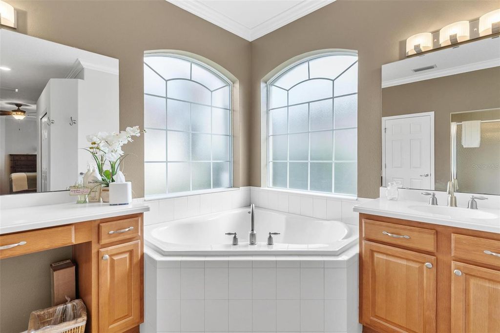 Image 34 of property listing at 5170 INDIAN OCEAN LOOP, Tavares, FL 32778