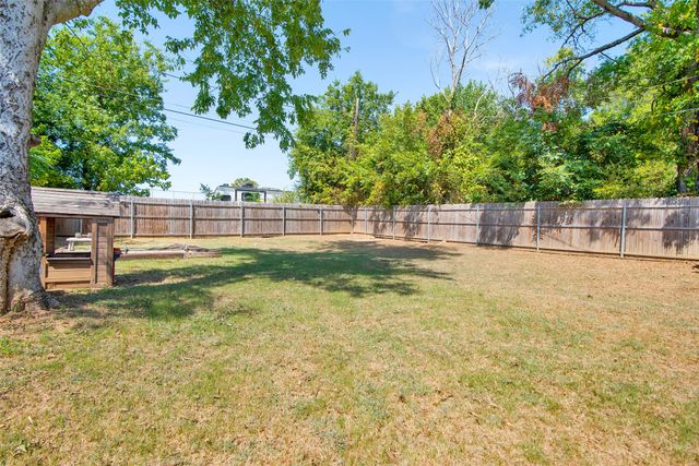 319 W Johnson Street, Denison, TX 75020