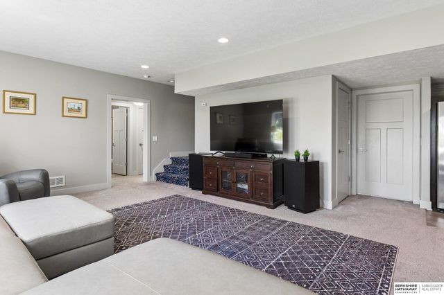 1611 S 208 Street, Elkhorn, NE 68022
