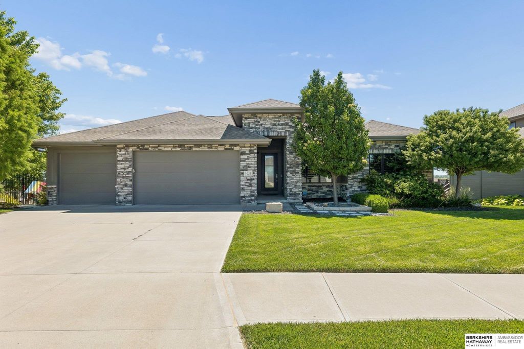 1611 S 208 Street, Elkhorn, NE 68022