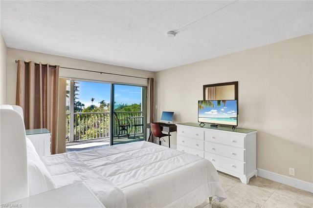 1 Bluebill AVE # 409, Naples, FL 34108