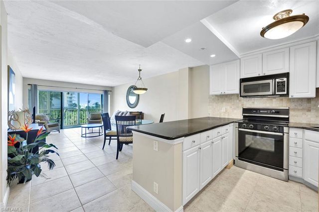 1 Bluebill AVE # 409, Naples, FL 34108