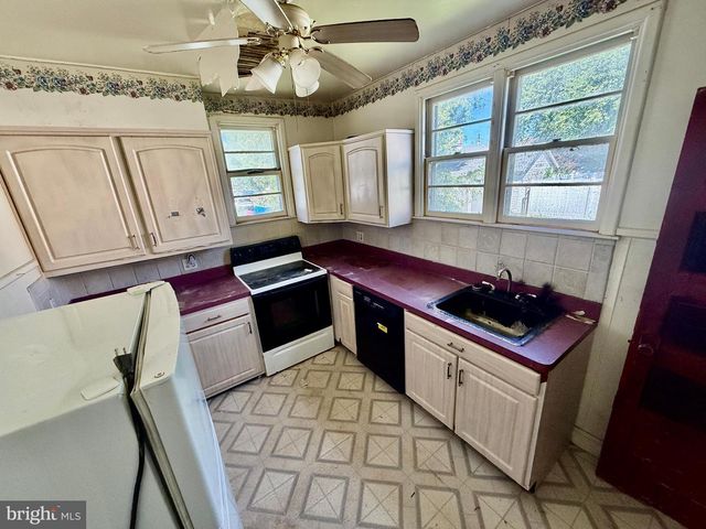 703 W BROAD ST, Palmyra, NJ 08065