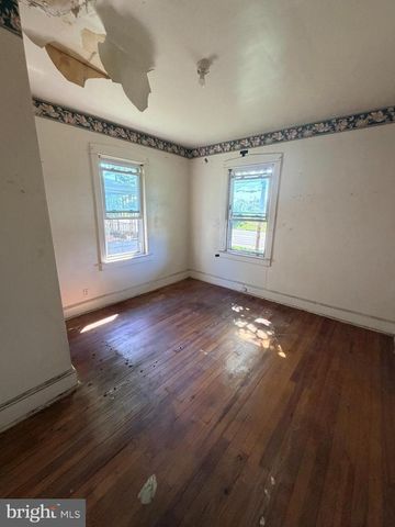 703 W BROAD ST, Palmyra, NJ 08065