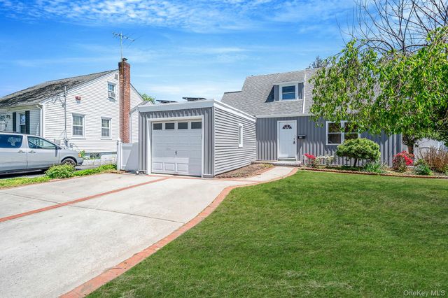 16 Hapsburg Place, Hempstead, NY 11550