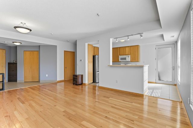 2566 Ellis Avenue 303, Saint Paul, MN 55114