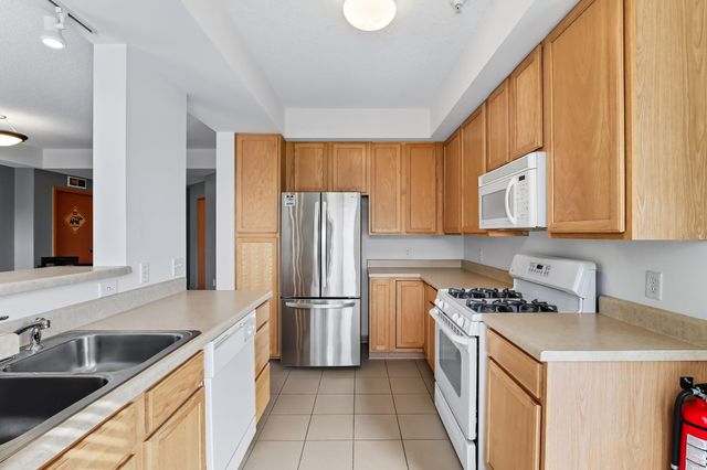 2566 Ellis Avenue 303, Saint Paul, MN 55114