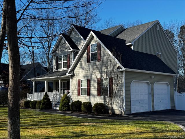 186 Bernstein Boulevard, Center Moriches, NY 11934