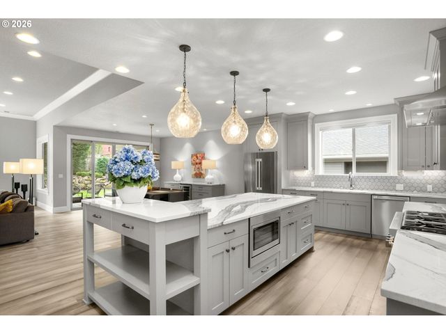 2126 WEMBLEY Pl, Lake Oswego, OR 97034