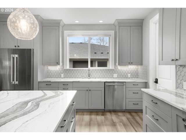 2126 WEMBLEY Pl, Lake Oswego, OR 97034