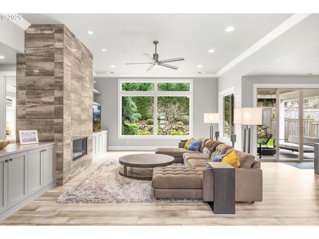 2126 WEMBLEY Pl, Lake Oswego, OR 97034