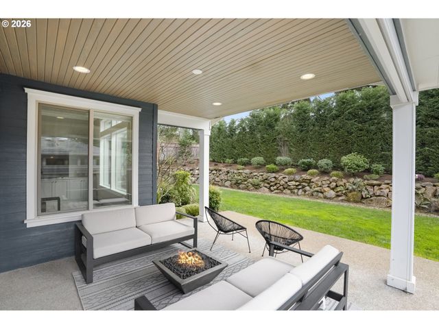 2126 WEMBLEY Pl, Lake Oswego, OR 97034