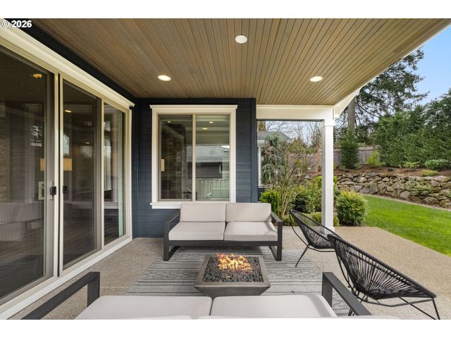 2126 WEMBLEY Pl, Lake Oswego, OR 97034