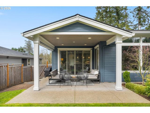 2126 WEMBLEY Pl, Lake Oswego, OR 97034