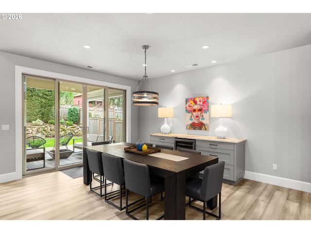 2126 WEMBLEY Pl, Lake Oswego, OR 97034