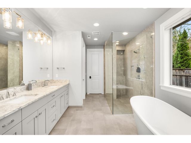 2126 WEMBLEY Pl, Lake Oswego, OR 97034