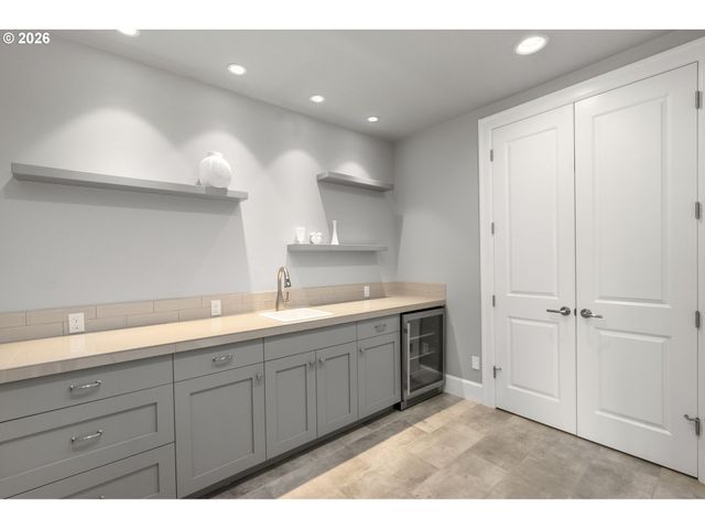 2126 WEMBLEY Pl, Lake Oswego, OR 97034