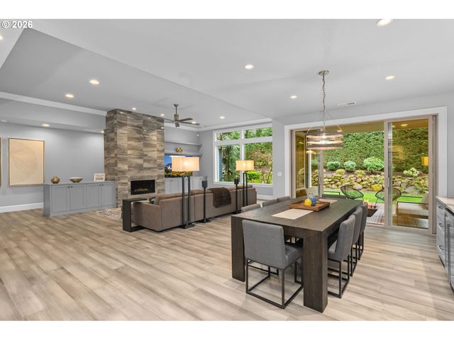 2126 WEMBLEY Pl, Lake Oswego, OR 97034