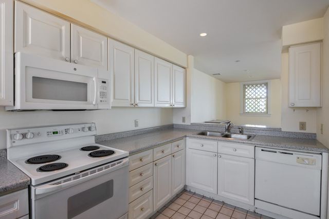 40 College St Apt 606, Burlington, VT 05401