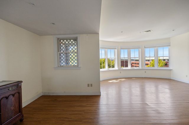 40 College St Apt 606, Burlington, VT 05401