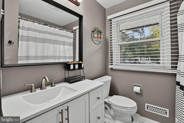 410 MAGNOLIA RD, Mount Laurel, NJ 08054